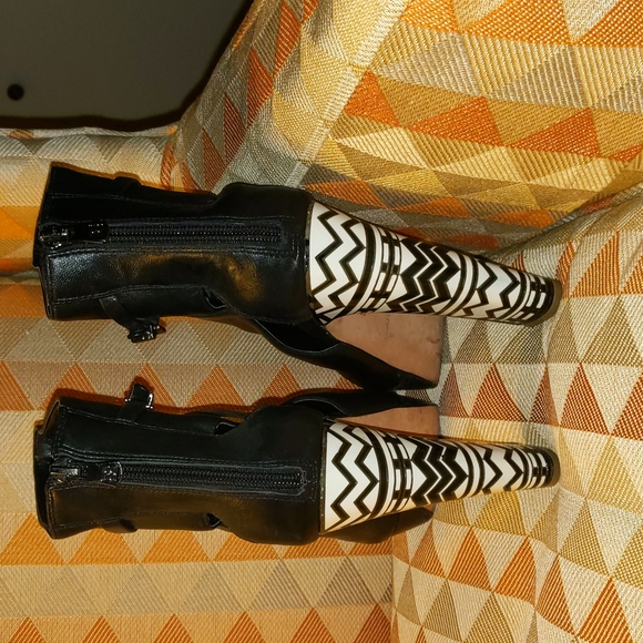 BCBGMAXAZRIA VERY UNIQUE! Leather Booties. Size 9 - Picture 2 of 7